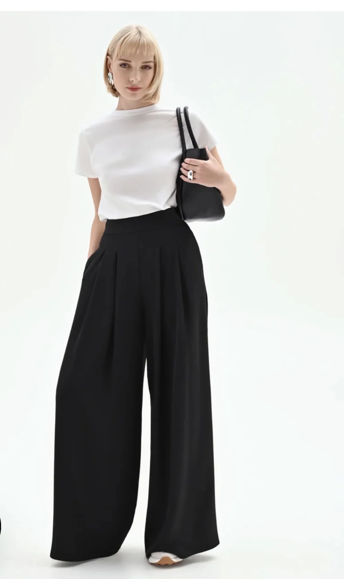 Kate & Touch — dameslook met witte top en zwarte wide-leg pleated broek