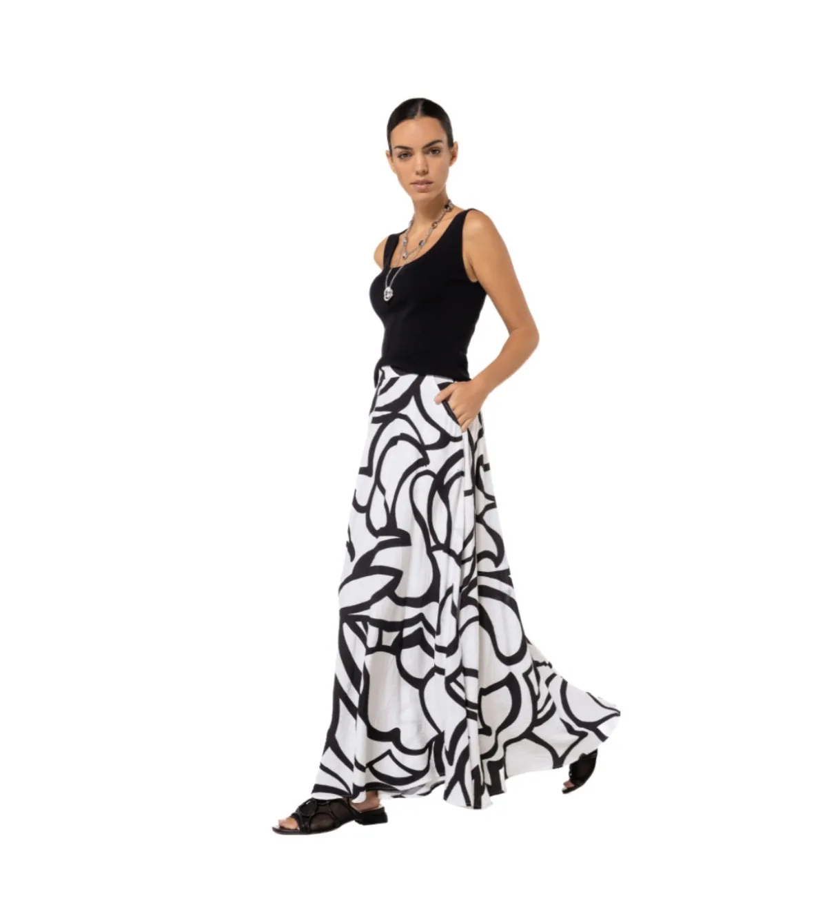 Dames look — zwarte top met zwart-wit grafische maxi rok