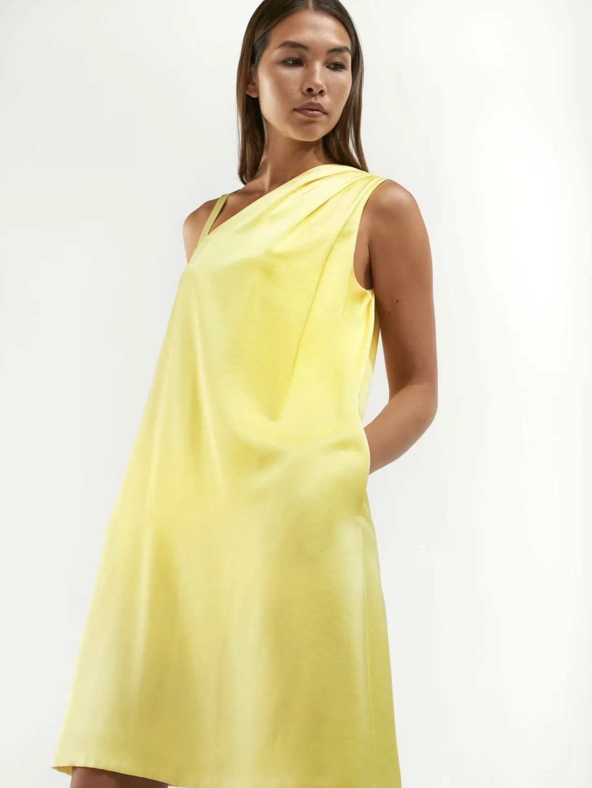 Dames pastelgele asymmetrische jurk met one-shoulder neckline