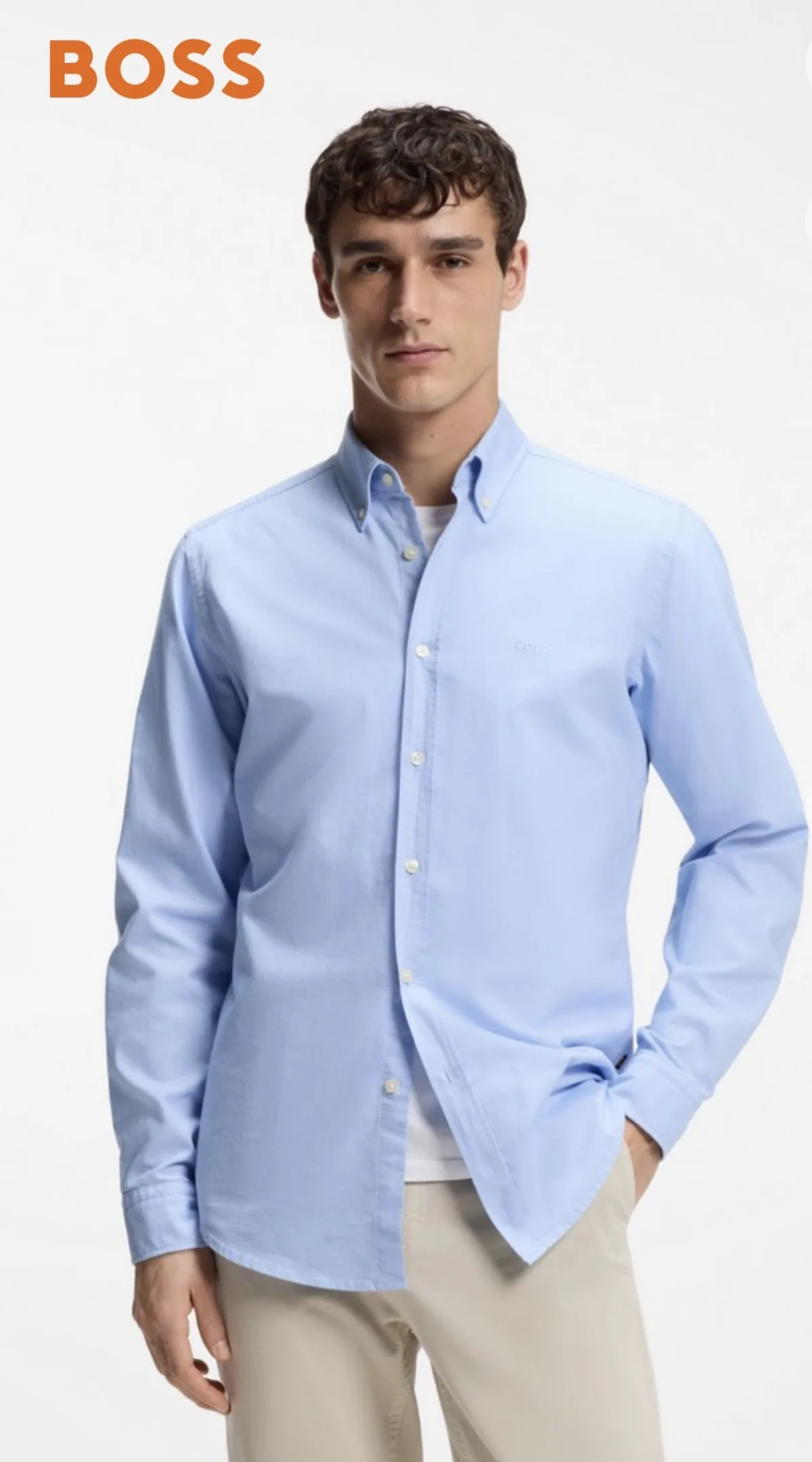 Kate & Touch — herenlook met lichtblauw oxford button-down hemd en beige chino