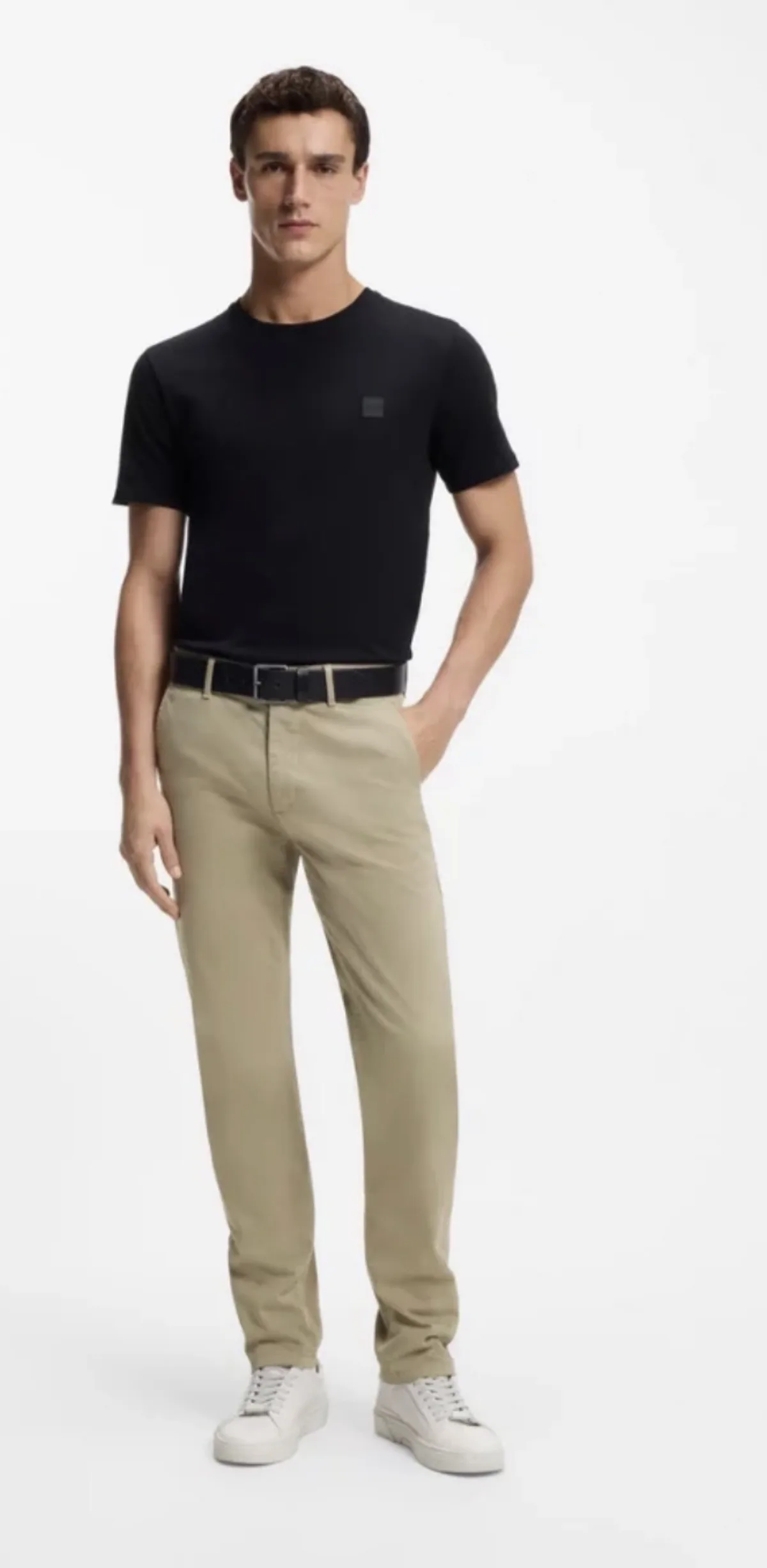 BOSS — heren zwart T-shirt met zandkleurige chino en witte sneakers