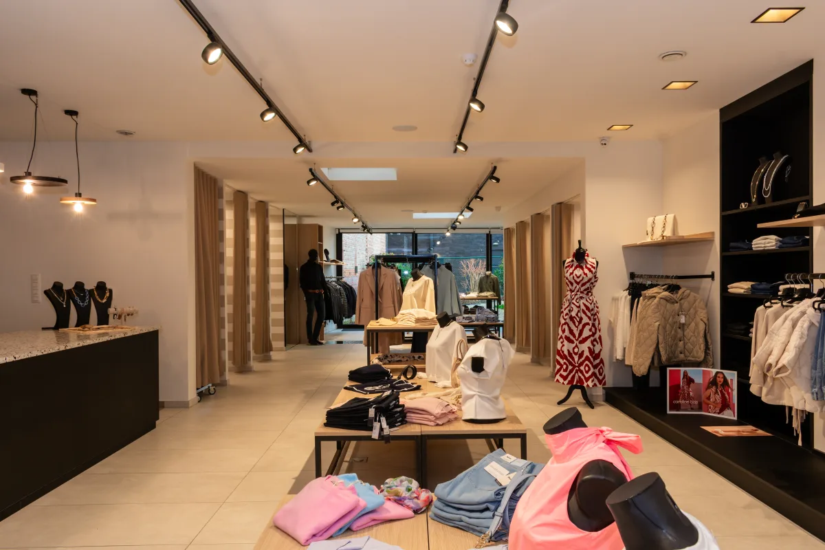 Kate & Touch — interieur met sieradendisplay, mannequins en collecties