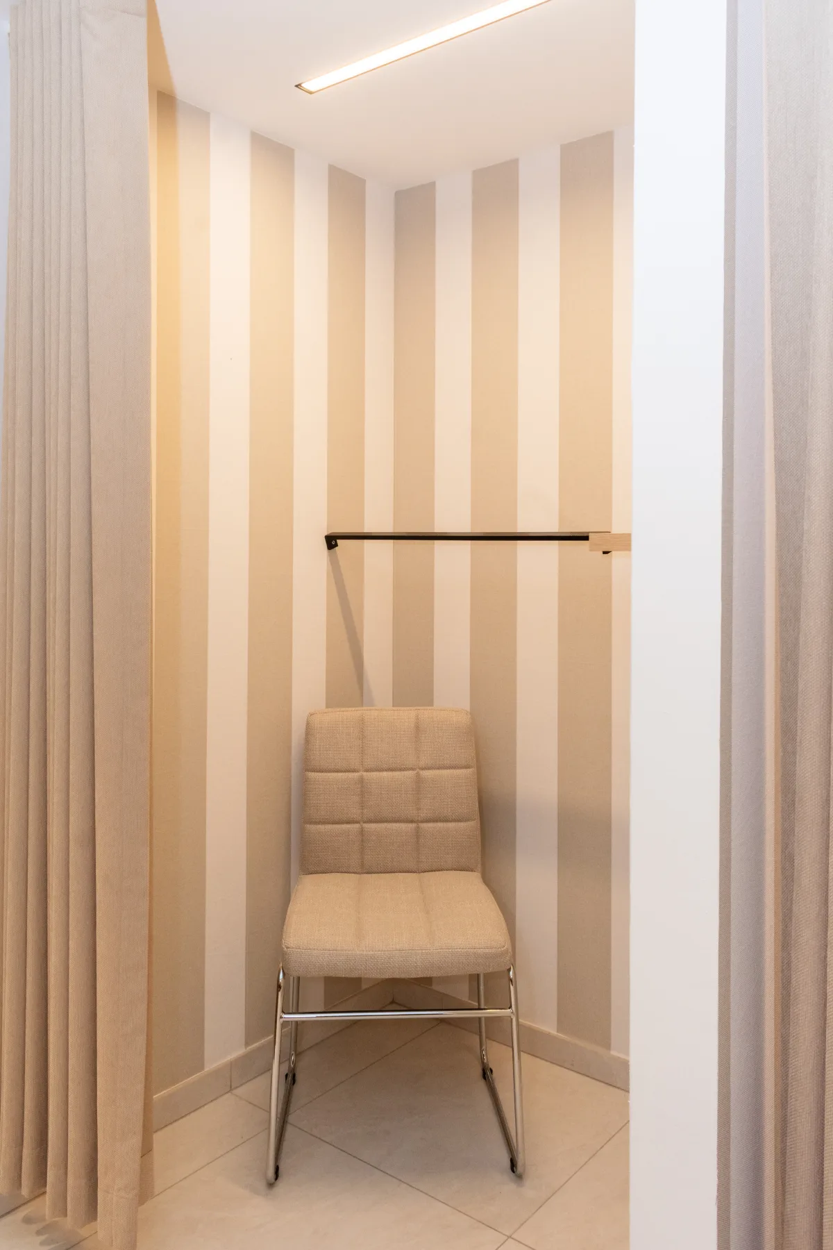 Kate & Touch — paskamers met gestreept behang en zachte verlichting